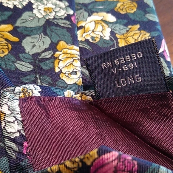 Beautiful Lands' End tie. - Picture 5 of 5
